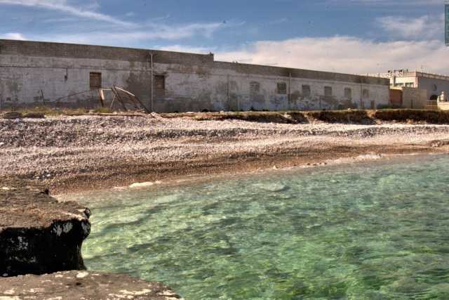 Giovinazzo, la costa sud: dove teatri, marmerie e ristoranti sono abbandonati sul mare